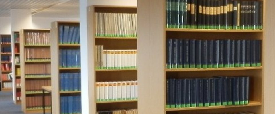 Bücherregale mit Büchern in der Bibliothek