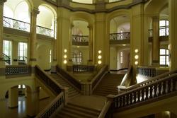 Blick auf die große Treppe im Justizgebäude Reichenspergerplatz
