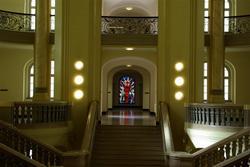 Blick auf das Mosaikfenster am Ende der Treppe im ersten Obergeschoss im Justizgebäude Reichenspergerplatz