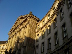 Außenansicht Justizgebäude Reichenspergerplatz